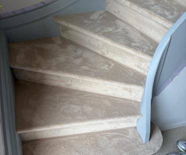 Marches tournantes habillées de tapis beige à Wavre
